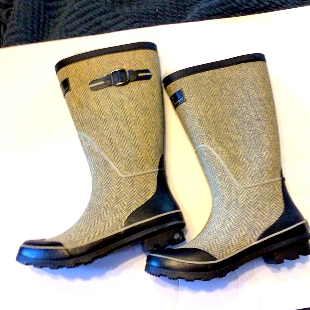 Arctic Shield rubber rain snow mud boots with herringbone pattern, size 6